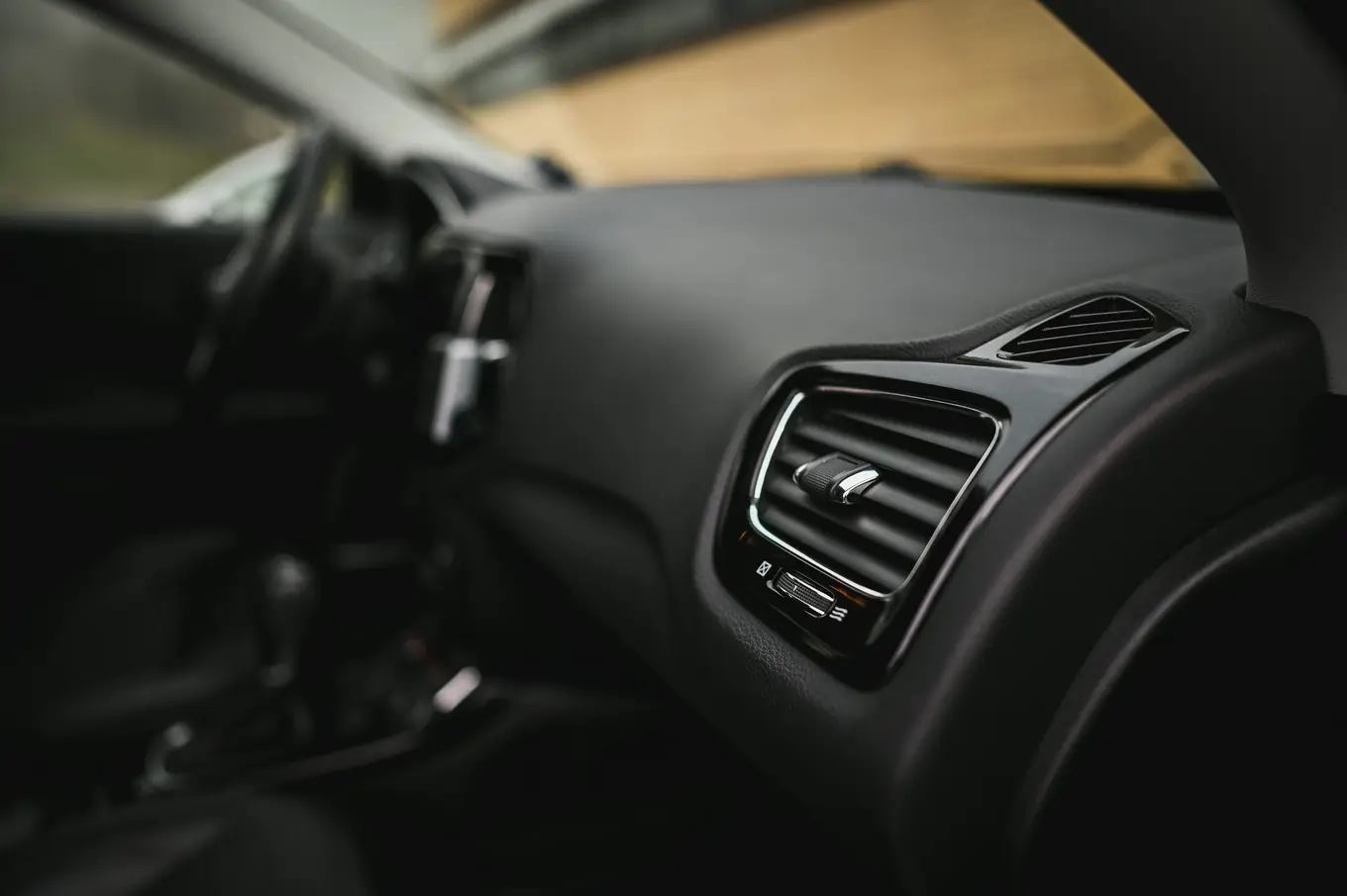 czarna deska rozdzielcza w samochodzie