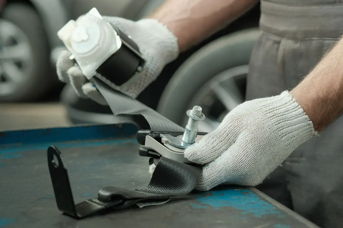 mechanik trzymający pasy bezpieczeństwa